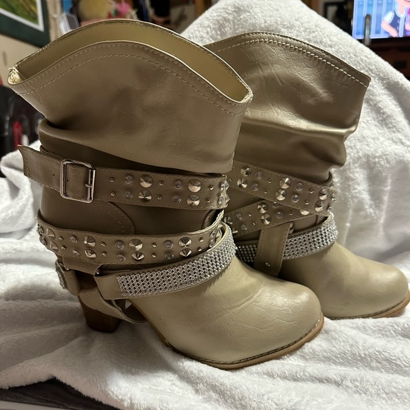 Shoe dept. Dolce by Mojo Moxy Cream faux leather bling strap heeled boots size 8 - Picture 2 of 9